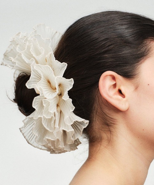 GOOD SQUISH(グッドスクイッシュ)の「【GOOD SQUISH】BEA-UTIFUL シルクフリルシュシュ ギフト プレゼント(シュシュ・レディース・ブラック/アイボリー・FREE)」の7枚目の写真