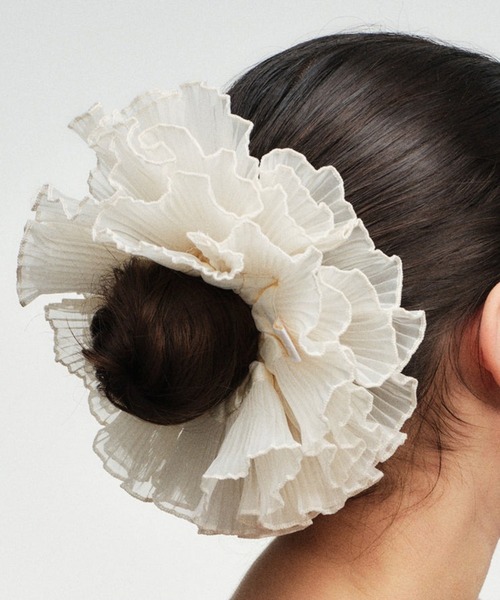 GOOD SQUISH(グッドスクイッシュ)の「【GOOD SQUISH】BEA-UTIFUL シルクフリルシュシュ ギフト プレゼント(シュシュ・レディース・ブラック/アイボリー・FREE)」の3枚目の写真