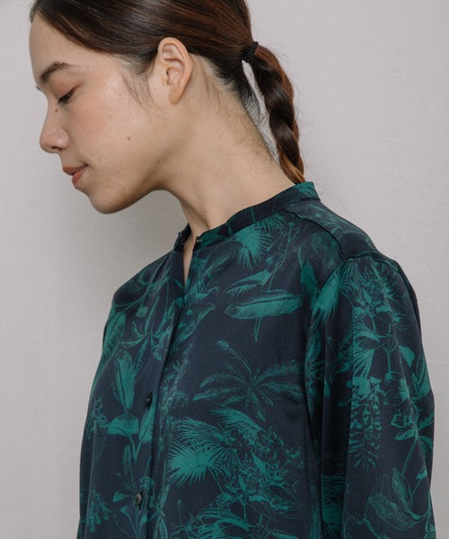 Liyoca（リヨカ）の「ボタニカル柄サテンバンドカラーシャツ（シャツ/ブラウス・レディース・ブラック・FREE）」の7枚目の写真