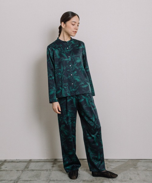 Liyoca（リヨカ）の「ボタニカル柄サテンバンドカラーシャツ（シャツ/ブラウス・レディース・ブラック・FREE）」の4枚目の写真