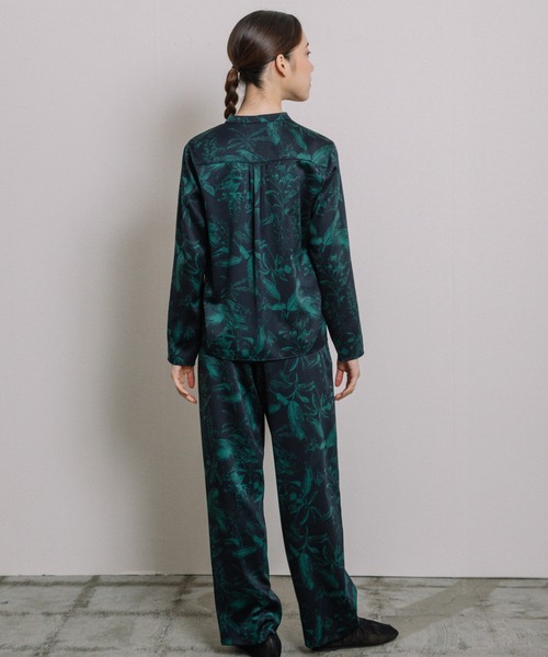 Liyoca（リヨカ）の「ボタニカル柄サテンバンドカラーシャツ（シャツ/ブラウス・レディース・ブラック・FREE）」の3枚目の写真