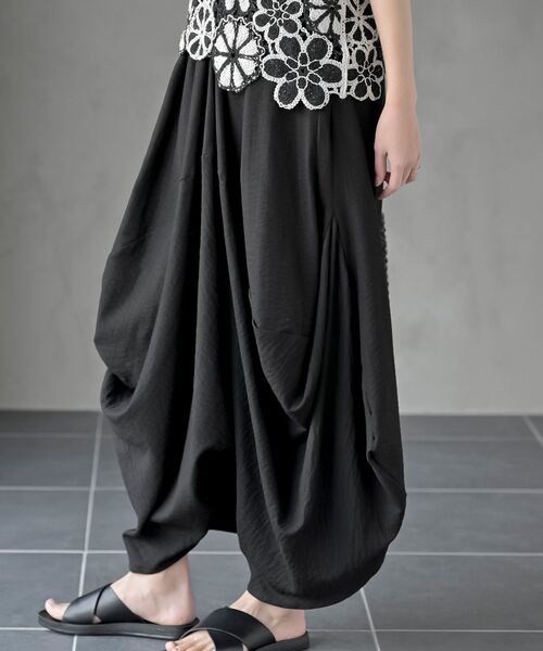 rps(アールピーエス)の「変形ドレープコクーンスカーチョ(その他パンツ・レディース・ブラック/チャコールグレー・フリー)」の14枚目の写真