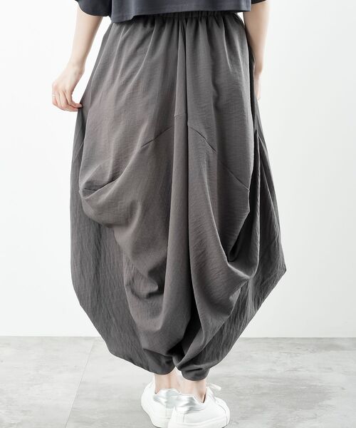 rps(アールピーエス)の「変形ドレープコクーンスカーチョ(その他パンツ・レディース・ブラック/チャコールグレー・フリー)」の22枚目の写真