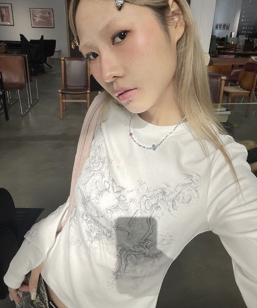 NO WAY（ノーウェイ）の「/Y2Kデザインプリント長袖カットソー Y2K（MA/EK110）（Tシャツ/カットソー・レディース・ライトグレー・FREE/SMALL）」の5枚目の写真