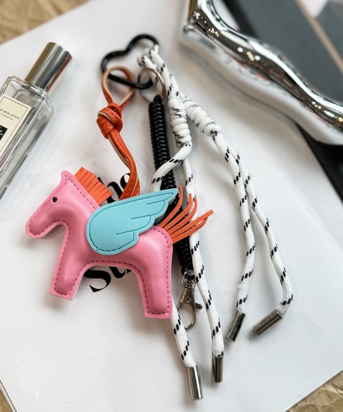 NOLITA LABORATORY(ノリータラボラトリー)の「【 NOLITA / ノリータ 】 レザータイプ ペガサス 馬 チャーム ロープストラップ ハート カラビナ キーホルダー キーリング バッグチャーム(チャーム・レディース・ホワイト/ライトグレー/ピンク/イエロー・FREE)」の4枚目の写真