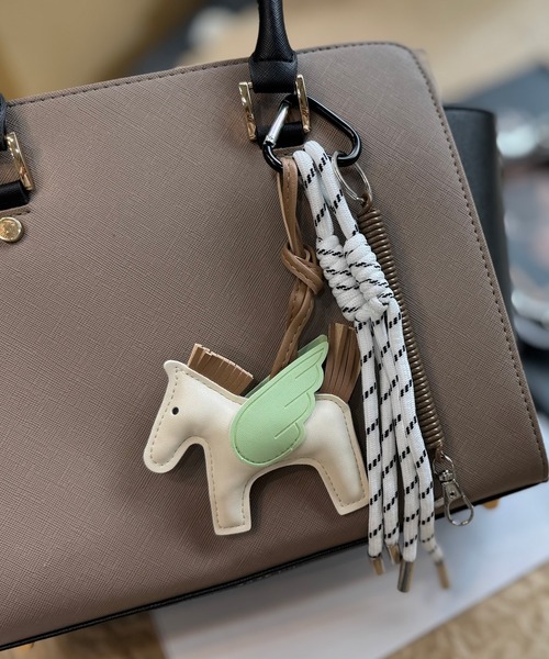NOLITA LABORATORY(ノリータラボラトリー)の「【 NOLITA / ノリータ 】 レザータイプ ペガサス 馬 チャーム ロープストラップ ハート カラビナ キーホルダー キーリング バッグチャーム(チャーム・レディース・ホワイト/ライトグレー/ピンク/イエロー・FREE)」の5枚目の写真