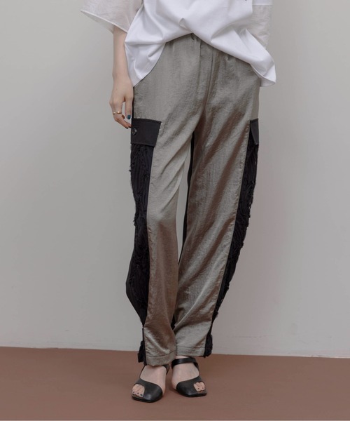 Eimee Law(エイミーロウ)の「3TEX パラシュートカーゴパンツ〈異素材MIX〉(カーゴパンツ・レディース・グレイッシュベージュ/カーキ・FREE)」の6枚目の写真