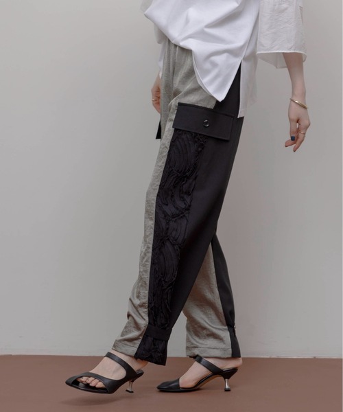 Eimee Law(エイミーロウ)の「3TEX パラシュートカーゴパンツ〈異素材MIX〉(カーゴパンツ・レディース・グレイッシュベージュ/カーキ・FREE)」の8枚目の写真