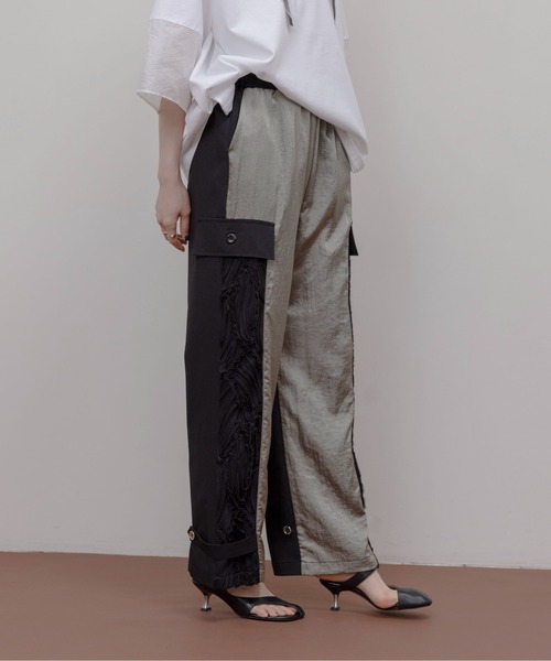 Eimee Law(エイミーロウ)の「3TEX パラシュートカーゴパンツ〈異素材MIX〉(カーゴパンツ・レディース・グレイッシュベージュ/カーキ・FREE)」の3枚目の写真