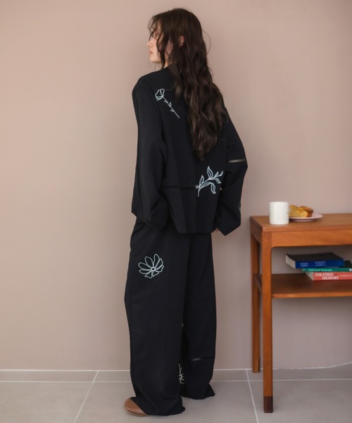 HEILIS(ヘイリス)の「【新色追加】【Hideka Original】刺繍パッチワークシャツ/セットアップ対応 オーバーサイズ ルーズシルエット トレンド 韓国 ボタニカル ボヘミアン ボーホー カジュアル 秋服 シャツ 長袖 刺繍 エンブロイダリー パッチワーク レース ブラック アイボリー ブラウン 冷房対策 紫外線対策 日焼け対策(シャツ/ブラウス・レディース・アイボリー/ブラック/ブラウン・FREE)」の6枚目の写真