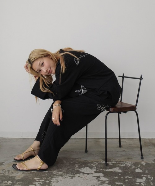 HEILIS(ヘイリス)の「【新色追加】【Hideka Original】刺繍パッチワークシャツ/セットアップ対応 オーバーサイズ ルーズシルエット トレンド 韓国 ボタニカル ボヘミアン ボーホー カジュアル 秋服 シャツ 長袖 刺繍 エンブロイダリー パッチワーク レース ブラック アイボリー ブラウン 冷房対策 紫外線対策 日焼け対策(シャツ/ブラウス・レディース・アイボリー/ブラック/ブラウン・FREE)」の9枚目の写真