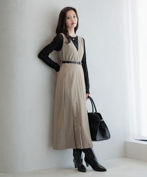 Andemiu(アンデミュウ)の「Vネックプリーツジャンスカ590659(ジャンパースカート・レディース・ブラウン/ベージュ/ボルドー・FREE)」の3枚目の写真