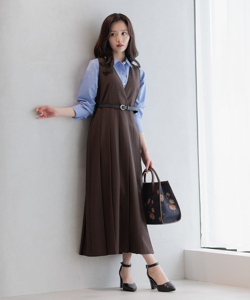 Andemiu(アンデミュウ)の「Vネックプリーツジャンスカ590659(ジャンパースカート・レディース・ブラウン/ベージュ/ボルドー・FREE)」の2枚目の写真