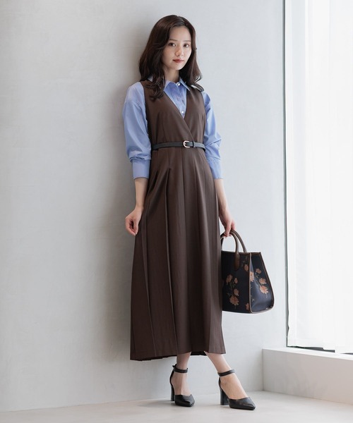 Andemiu(アンデミュウ)の「Vネックプリーツジャンスカ590659(ジャンパースカート・レディース・ブラウン/ベージュ/ボルドー・FREE)」の4枚目の写真