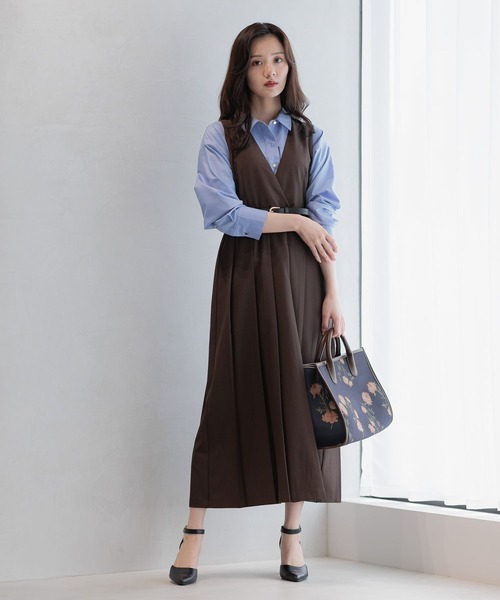 Andemiu(アンデミュウ)の「Vネックプリーツジャンスカ590659(ジャンパースカート・レディース・ブラウン/ベージュ/ボルドー・FREE)」の5枚目の写真