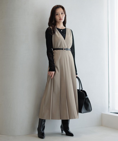 Andemiu(アンデミュウ)の「Vネックプリーツジャンスカ590659(ジャンパースカート・レディース・ブラウン/ベージュ/ボルドー・FREE)」の6枚目の写真