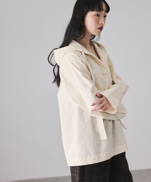 ADAM ET ROPE'(アダムエロペ)の「スキッパーフーディシャツ(シャツ/ブラウス・レディース・ホワイト系その他5/ブラック・FREE)」の2枚目の写真