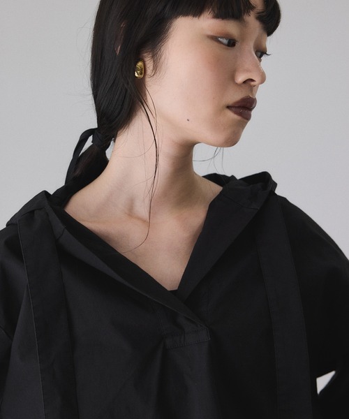 ADAM ET ROPE'(アダムエロペ)の「スキッパーフーディシャツ(シャツ/ブラウス・レディース・ホワイト系その他5/ブラック・FREE)」の18枚目の写真