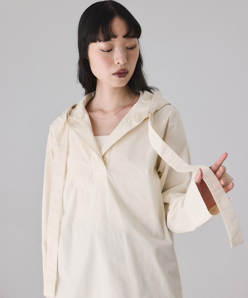 ADAM ET ROPE'(アダムエロペ)の「スキッパーフーディシャツ(シャツ/ブラウス・レディース・ホワイト系その他5/ブラック・FREE)」の10枚目の写真