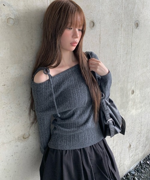 anyonemore（エニワンモア）の「リボンワンオフショルダーリブニット（ニット/セーター・レディース・カーキ/ベージュ/チャコール・FREE）」の2枚目の写真