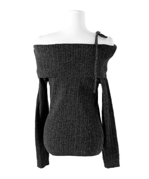 anyonemore（エニワンモア）の「リボンワンオフショルダーリブニット（ニット/セーター・レディース・カーキ/ベージュ/チャコール・FREE）」の5枚目の写真