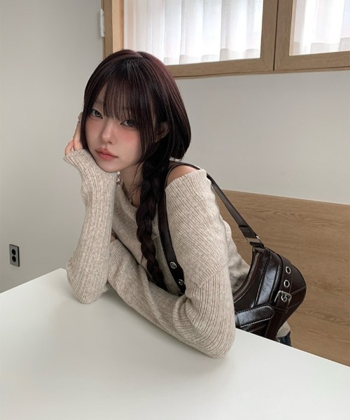 anyonemore（エニワンモア）の「リボンワンオフショルダーリブニット（ニット/セーター・レディース・カーキ/ベージュ/チャコール・FREE）」の13枚目の写真