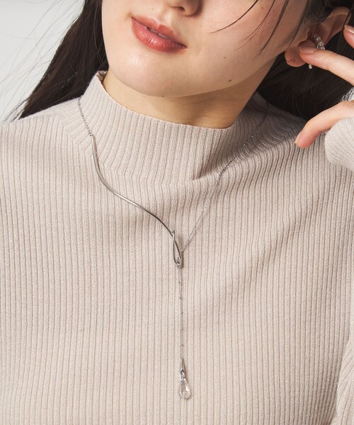 green label relaxing（グリーンレーベルリラクシング）の「ウェーブバー＆ドロップクリア ネックレス（リング・レディース・シルバー/ゴールド・FREE）」の4枚目の写真