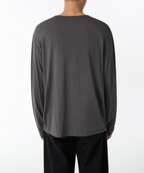 MUSINSA STANDARD（ムシンサスタンダード）の「リラックスドCRスcoopネック長袖Tシャツ[ガンメタル]（Tシャツ/カットソー・メンズ・その他・SMALL/MEDIUM/LARGE/X-LARGE/XX-LARGE/XXX-LARGE）」の3枚目の写真