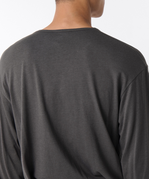 MUSINSA STANDARD（ムシンサスタンダード）の「リラックスドCRスcoopネック長袖Tシャツ[ガンメタル]（Tシャツ/カットソー・メンズ・その他・SMALL/MEDIUM/LARGE/X-LARGE/XX-LARGE/XXX-LARGE）」の5枚目の写真