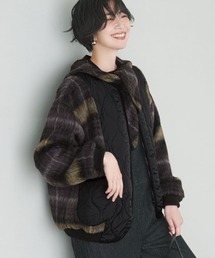 Live in comfort（リブインコンフォート）の「リブ　イン　コンフォート　くぼっち★とコラボ　パッとはおって素敵な　中わたキルティングとシャギーチェックのドッキングコート〈ブラック〉（その他アウター）」