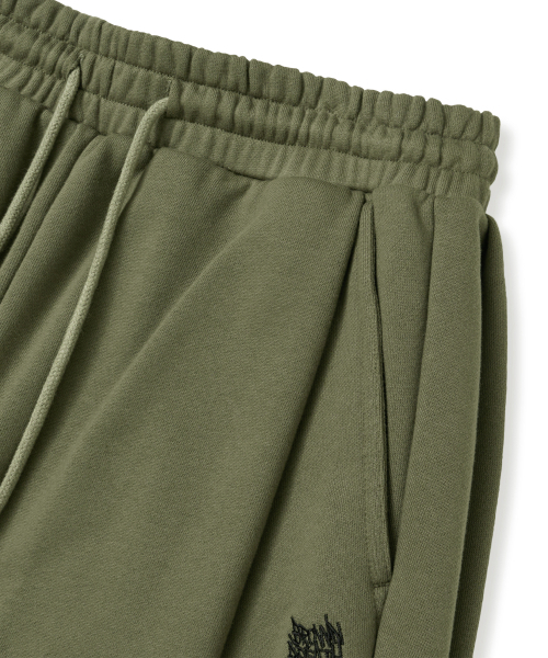 BROWNBREATH（ブラウンブレス）の「TAG TWO TUCK WIDE SWEAT PANTS - KHAKI（スウェットパンツ・レディース・その他・SMALL/MEDIUM/LARGE/X-LARGE/2XL）」の4枚目の写真