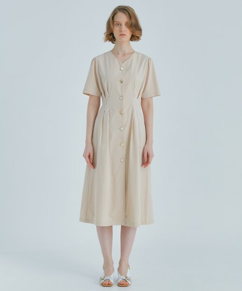 MODERNABLE(モダンエイブル)の「ボタンポイントロングワンピース - ベージュ(ワンピース・レディース・その他・MEDIUM/SMALL)」の1枚目の写真