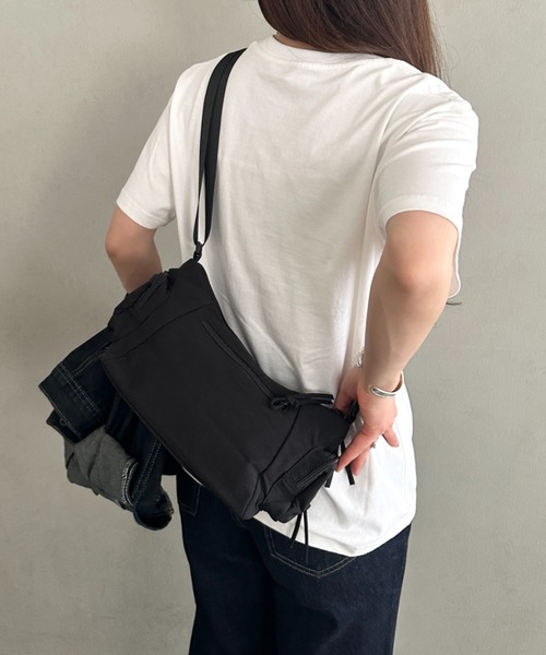 MYMOOD.(マイムード)の「5ポケットナイロンショルダー ボディバッグ 多収納コンパクトバッグ(ショルダーバッグ・レディース・ブラック/ベージュ・FREE)」の21枚目の写真