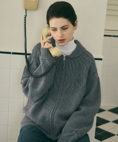 WEDNESDAYOASISFORWOMEN(ウェンズデー オアシス フォー ウーマン)の「コウィチャン シェルパ ウール ニット ジップアップ_GRAY(WC25-KN77)(カーディガン/ボレロ・レディース・チャコールグレー・LARGE/MEDIUM)」の2枚目の写真