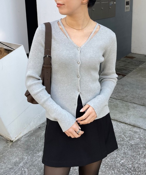 COLONY 2139（コロニートゥーワンスリーナイン）の「スリットVネックニットカーディガン（カーディガン/ボレロ・レディース・サックスブルー/ブラック/ピンク/グレー・FREE）」の2枚目の写真