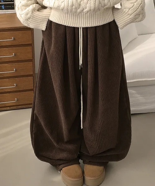 &soiree(アンドソワレ)の「コーデュロイオーバーサイズパンツ(その他パンツ・レディース・ブルー/オフホワイト/ネイビー/チャコール/ブラック/ブラウン・FREE)」の18枚目の写真