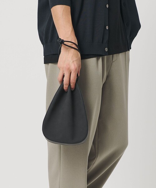 BEAUTY&YOUTH UNITED ARROWS（ビューティーアンドユースユナイテッドアローズ）の「マット ショルダー ポーチ（ハンドバッグ・メンズ・ベージュ/ダークグレー・FREE）」の2枚目の写真