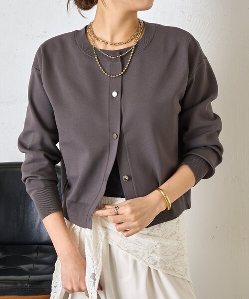 Jena espace merveilleux(ジェナ エスパスメルヴェイユ)の「【ロングシーズン使える】金ボタンクルーニットカーディガン(ニット/セーター・レディース・アイボリー/チャコールグレー/レッド・FREE)」の3枚目の写真