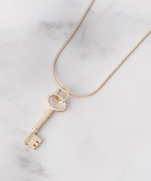 ITS'DEMO（イッツデモ）の「キーモチーフネックレス（ネックレス・レディース・シルバー/ゴールド・00）」の2枚目の写真
