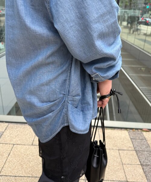 LOUNGEDRESS（ラウンジドレス）の「【@_shirabe.s_コラボ】シアーデニムタックシャツ（シャツ/ブラウス・レディース・ブルー・FREE）」の5枚目の写真