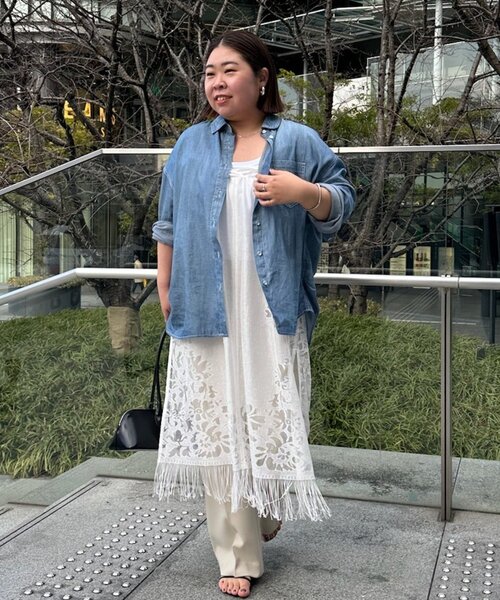 LOUNGEDRESS（ラウンジドレス）の「【@_shirabe.s_コラボ】シアーデニムタックシャツ（シャツ/ブラウス・レディース・ブルー・FREE）」の6枚目の写真