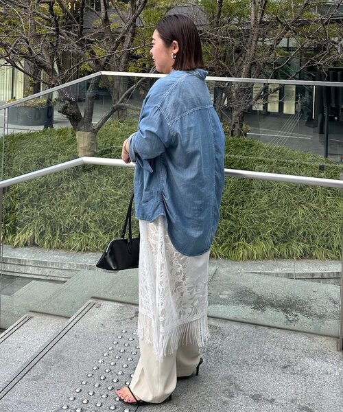 LOUNGEDRESS（ラウンジドレス）の「【@_shirabe.s_コラボ】シアーデニムタックシャツ（シャツ/ブラウス・レディース・ブルー・FREE）」の7枚目の写真