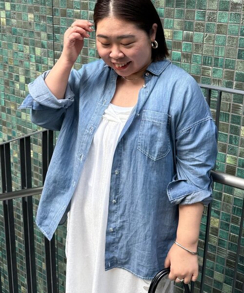LOUNGEDRESS（ラウンジドレス）の「【@_shirabe.s_コラボ】シアーデニムタックシャツ（シャツ/ブラウス・レディース・ブルー・FREE）」の8枚目の写真