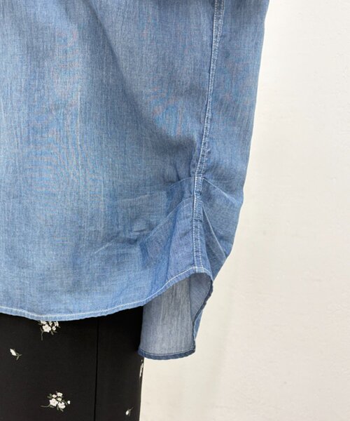 LOUNGEDRESS（ラウンジドレス）の「【@_shirabe.s_コラボ】シアーデニムタックシャツ（シャツ/ブラウス・レディース・ブルー・FREE）」の2枚目の写真