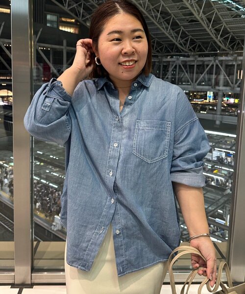 LOUNGEDRESS（ラウンジドレス）の「【@_shirabe.s_コラボ】シアーデニムタックシャツ（シャツ/ブラウス・レディース・ブルー・FREE）」の3枚目の写真