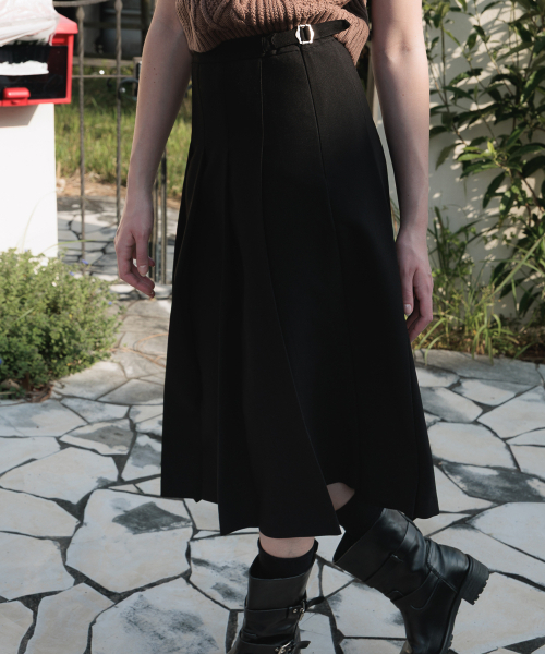 DEHEVE（デヘヴェ）の「Buckle Pleats Long Skirt [Black]（スカート・レディース・ブラック・SMALL/MEDIUM）」の2枚目の写真