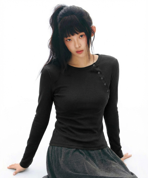 DAMISH(ダミシュ)の「サイドスナップボタンロングスリーブ_ブラック(Tシャツ/カットソー・レディース・ブラック・FREE)」の1枚目の写真