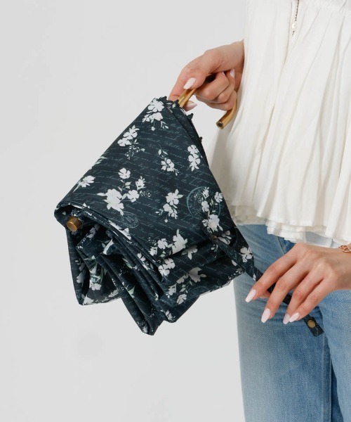 dazzlin（ダズリン）の「【dazzlin(ダズリン)】フラワープリント晴雨兼用傘（折りたたみ傘）（折りたたみ傘・レディース・ブラック/ピンク/ホワイト・FREE）」の7枚目の写真