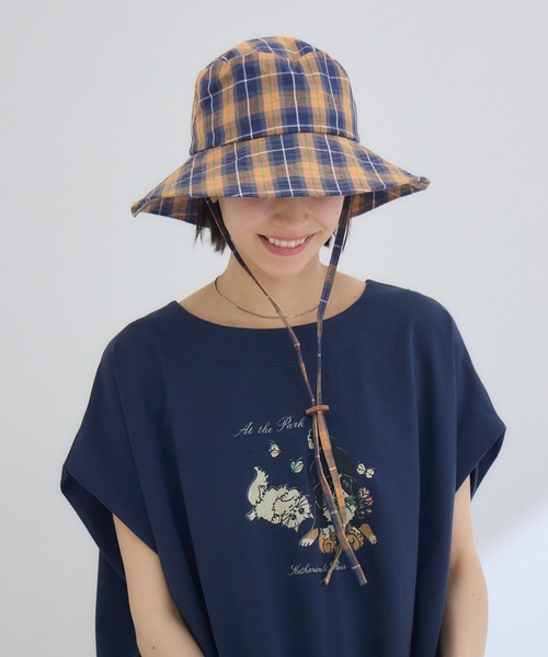 KATHARINE ROSS(キャサリンロス)の「【KATHARINE ROSS】【JUNK PRODUCTIONS】【UV/COOL/撥水/ウォッシャブル】チェック柄 ストラップ付バケットハット(ハット・レディース・ブルー/オレンジ・MEDIUM)」の2枚目の写真