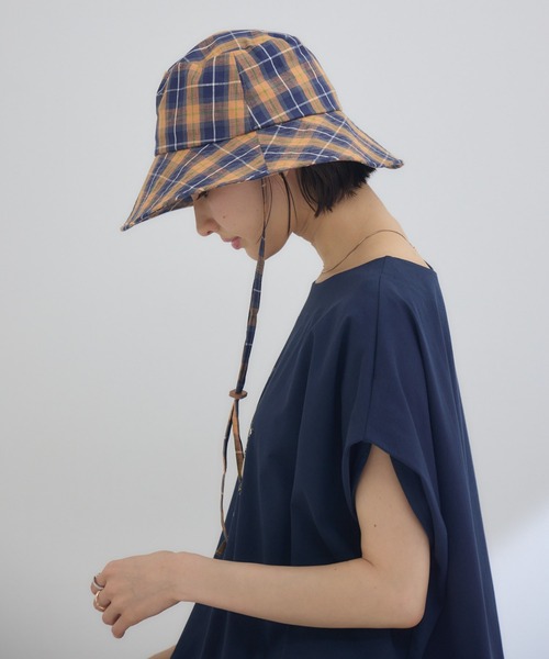 KATHARINE ROSS(キャサリンロス)の「【KATHARINE ROSS】【JUNK PRODUCTIONS】【UV/COOL/撥水/ウォッシャブル】チェック柄 ストラップ付バケットハット(ハット・レディース・ブルー/オレンジ・MEDIUM)」の4枚目の写真